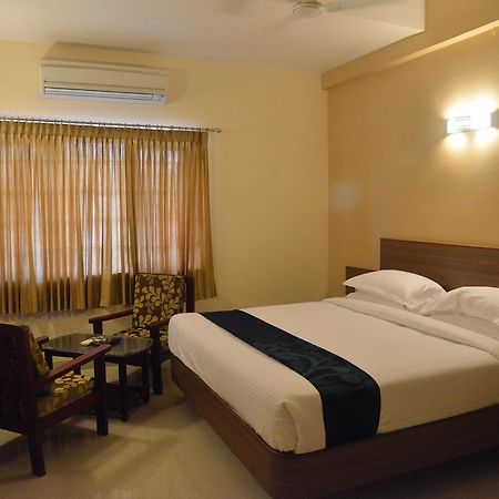Sri Balaji Hotels Tiruchengodu Exterior photo